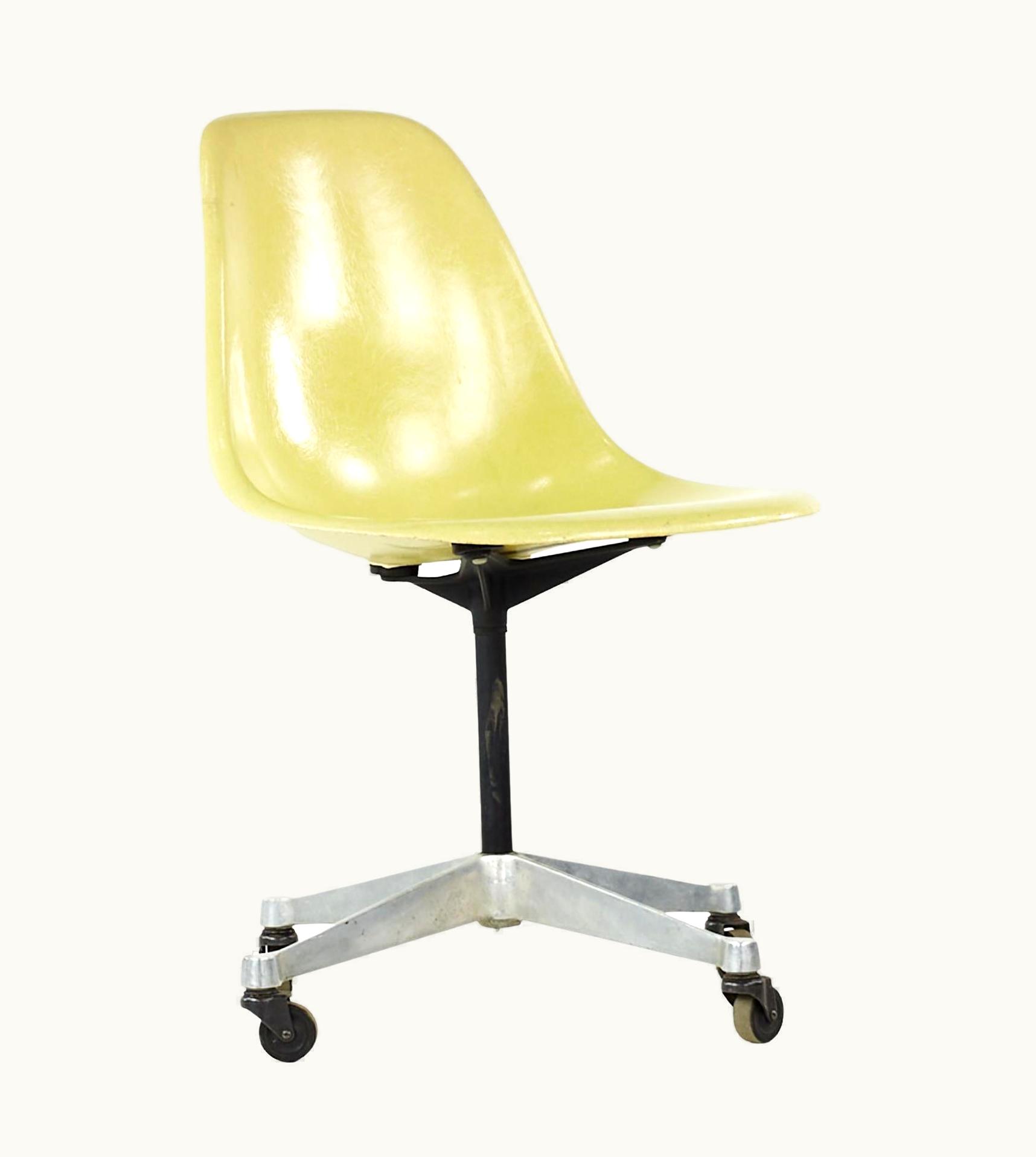 Charles and Ray Eames Charles and Ray Eames Charles And Ray Eames For Herman Miller MCM Fiberglass Wheeled Shell Chair UZ0189104